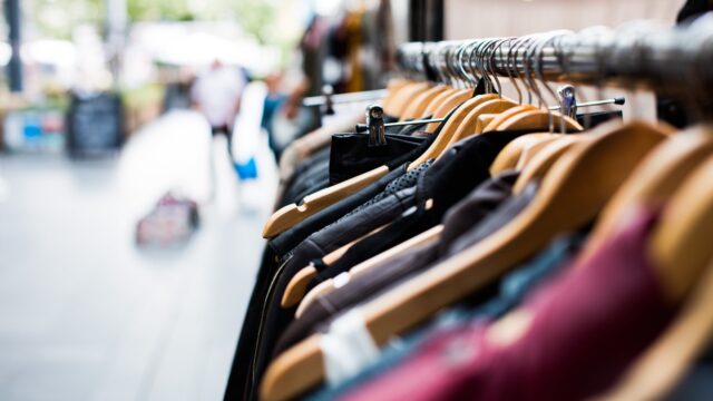 服のサブスクで叶える、ミニマルでスタイリッシュな毎日 〜「Uwear」と「ビズ服」徹底比較〜